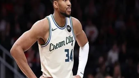 “CBA激战正酣：客场之旅14胜12负，北京队稳健前行，总分展望略显保守！”